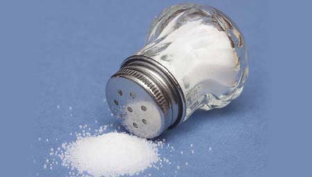Dlaczego warto ograniczać ilość soli w diecie?