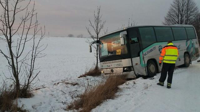 Szkolny autobus zderzył się z mazdą